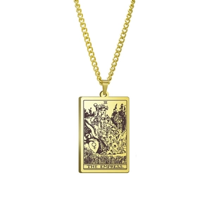 Makro-Detail der goldenen Tarot-Halskette aus Edelstahl mit der Gravur Die Herrscherin