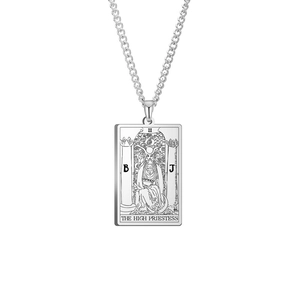 Detailansicht der silbernen Tarot-Halskette mit der Gravur der Hohenpriesterin und Symbolen