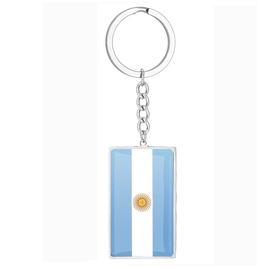Détail du porte-clés drapeau argentin avec cadre en métal poli et finition en résine