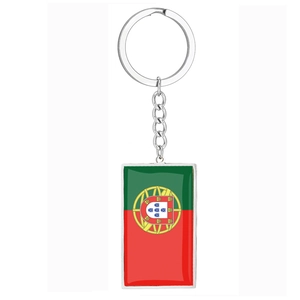 Vue détaillée du porte-clés drapeau du Portugal en acier inoxydable avec résine époxy