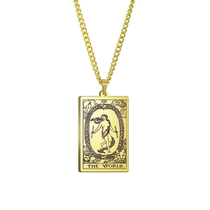 Makro-Detail des goldenen Tarot-Anhängers mit der feinen Gravur THE WORLD und der Halskette