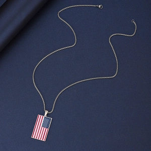 Halskette mit US-Flaggen-Anhänger und Edelstahl-Boxkette auf blauem Hintergrund
