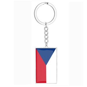 Détail d'un porte-clés en acier inoxydable avec pendentif drapeau de la République Tchèque