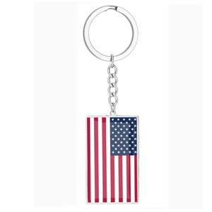 Détail d'un porte-clés rectangulaire en acier inoxydable avec le drapeau américain