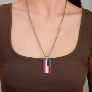 Rechteckige US-Flagge Anhänger Halskette aus Edelstahl mit Emaille-Finish auf einer Metallkette
