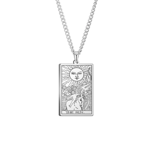 Detaillierte Makroansicht des silbernen Edelstahl-Tarot-Anhängers mit Sonnen-Design