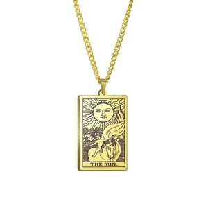 Detail eines goldenen Tarot-Anhängers mit graviertem The Sun XIX Motiv und robuster Kette