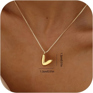 Nahaufnahme der goldenen L-Buchstaben-Halskette mit 1,3 cm Größenangabe am Hals