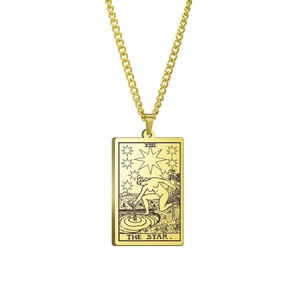 Detailaufnahme des goldenen Tarot-Anhängers Stern mit XVII-Gravur an einer Panzerkette