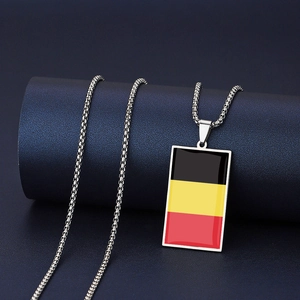 Detailaufnahme der Belgien-Flaggen-Halskette mit Emaille-Anhänger an einer Boxkette
