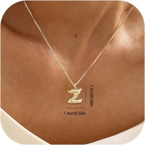 Detailansicht der goldenen Puffy-Buchstabe Z Halskette mit präzisen Größenangaben