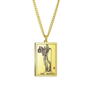 Detaillierte Nahaufnahme der goldenen Edelstahl-Tarot-Halskette mit Eremit-Motiv-Anhänger