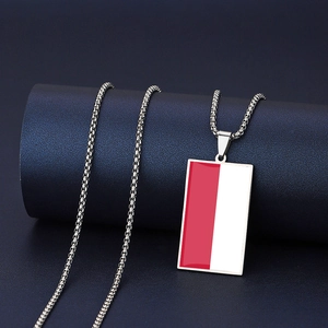 Detailansicht der rechteckigen Flagge mit rotem Emaille und silberner Boxkette