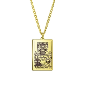 Detailansicht der goldenen Edelstahl-Tarot-Halskette mit dem Motiv Der Wagen (The Chariot)