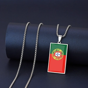 Detail des Portugal-Flaggen-Anhängers mit polierter Edelstahlkette in Silber