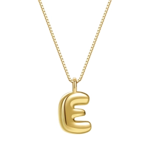 Minimalistische goldene Halskette mit Buchstaben E und poliertem Finish an einer Boxkette