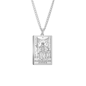 Detailansicht der silbernen Tarot-Halskette mit Justitia-Anhänger und O-Kette