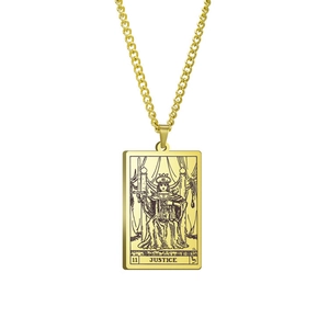 Detail der goldenen Tarot-Halskette mit Gerechtigkeit-Anhänger und Panzerketten-Design