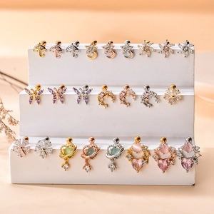 Set de boucles d'oreilles étoiles et lunes en zircon pour piercing de cartilage chic