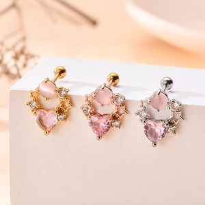 Détail macro de cristaux roses en cœur et puces d'oreilles étoile en trois finitions
