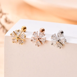 Vue détaillée de boucles d'oreilles flocon en zircon avec fermoirs à bille filetés