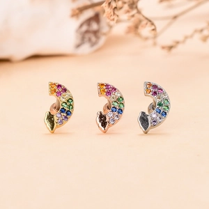 Dettaglio dei perni per orecchie con zirconi arcobaleno in finitura oro, oro rosa e argento