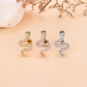 Detalle de pendientes de serpiente con cristales en oro, plata y oro rosa