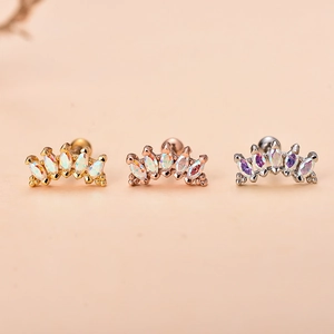 Dettaglio di orecchini a forma di corona nelle varianti oro, oro rosa e argento