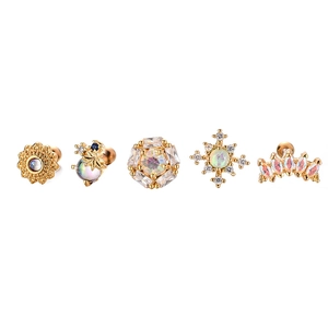 Set di 5 orecchini a perno dorati a forma di stella e fiore in acciaio con cristalli