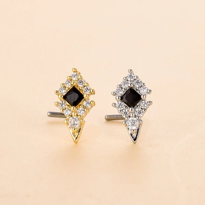 Vista macro di piercing al naso a forma di L con zircone nero e placcatura oro/argento