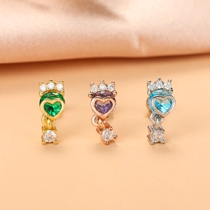 Dettaglio di orecchini a cuore e corona con zirconi colorati in oro, oro rosa e argento