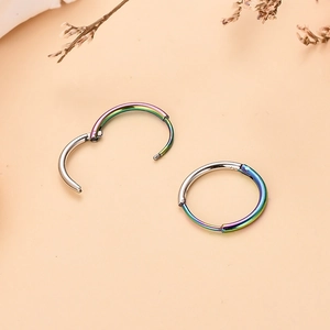 Pendientes de aro de acero inoxidable en color arcoíris y plata con cierre de bisagra