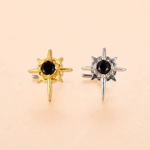 Dettaglio di piercing al naso a stella in oro e argento con zircone nero