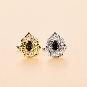 Dettaglio di piercing naso cuore vintage con pietre nere e zirconi bianchi