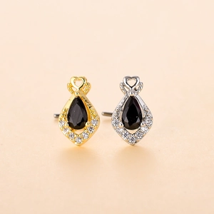 Dettaglio dei piercing al naso a forma di cuore con zircone nero placcati in oro e argento