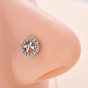 Vista macro di un piercing al naso a fiocco argento con zirconi su un modello