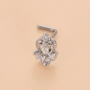 Gros plan du piercing de nez en L avec motif couronne de cœur et zircons marquises