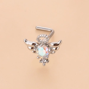 Détail d'un piercing de nez en L argenté avec aile d'ange en cristal et pierre d'opale