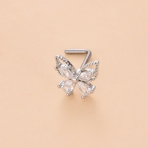 Vue macro d'un piercing nez papillon argenté avec zircons et tige de fixation en L