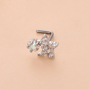 Vue macro d'un piercing nez en L avec étoile sertie de zircons et d'une opale brillante