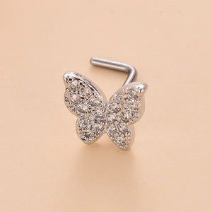 Macro d'un piercing nez papillon argenté avec zircons micro-pavés et tige en forme de L