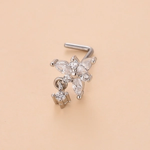 Détail du piercing de nez en L avec pétales en zircone et goutte de cristal suspendue