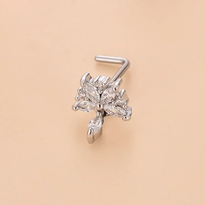 Vue détaillée d'un piercing de nez en L argenté avec motif de fleur en cristal