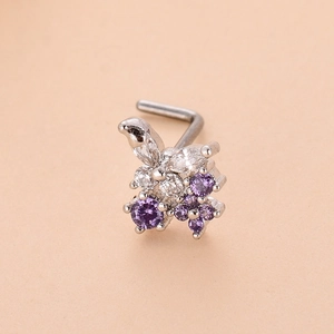Détail de piercing de nez en L avec fleur en zircones cubiques blanches et violettes