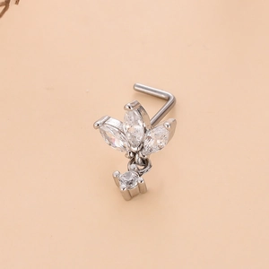 Détail d'un piercing de nez en L argenté avec zircons marquise en forme de feuille et cristal