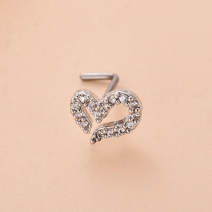 Détail macro du piercing nez en forme de coeur en acier inoxydable avec micro-pavé de zircon