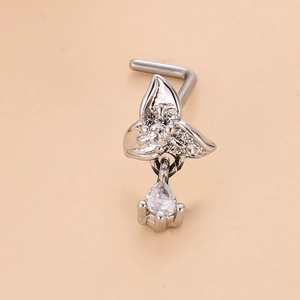 Vue macro de piercing nez en L argenté avec fleur en zircon et pendentif goutte