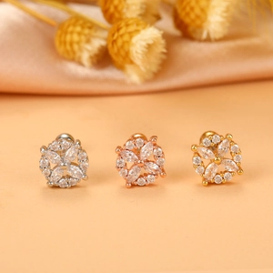Dettaglio macro di orecchini a lobo in acciaio 20g con fiori in zirconia marquise