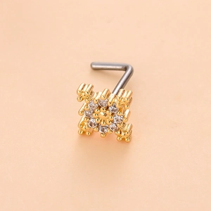 Macro détaillée d'un piercing de nez en L doré avec zircon carré serti de micro-pavé