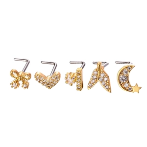 Set di cinque piercing al naso in acciaio inossidabile dorato con zirconi in varie forme